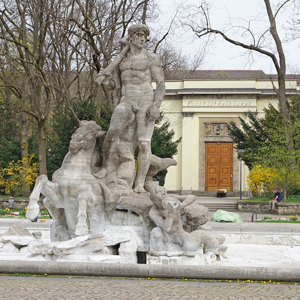 2012_Neptunbrunnen mit Kunstpavillon Eingang Südseite