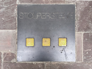 Gunter Demnig, 3 Stolpersteine im Kunstpavillon 